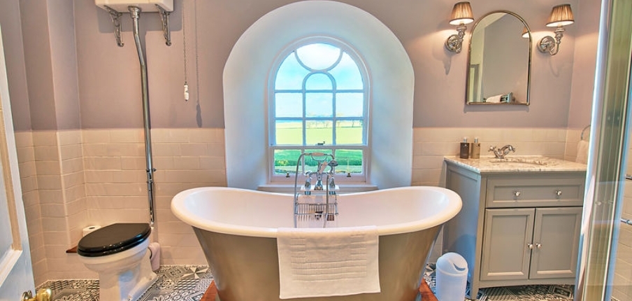 Ensuite bathroom to Glen Ord bedroom
