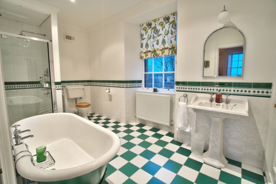 Ensuite to large bedroom in embo