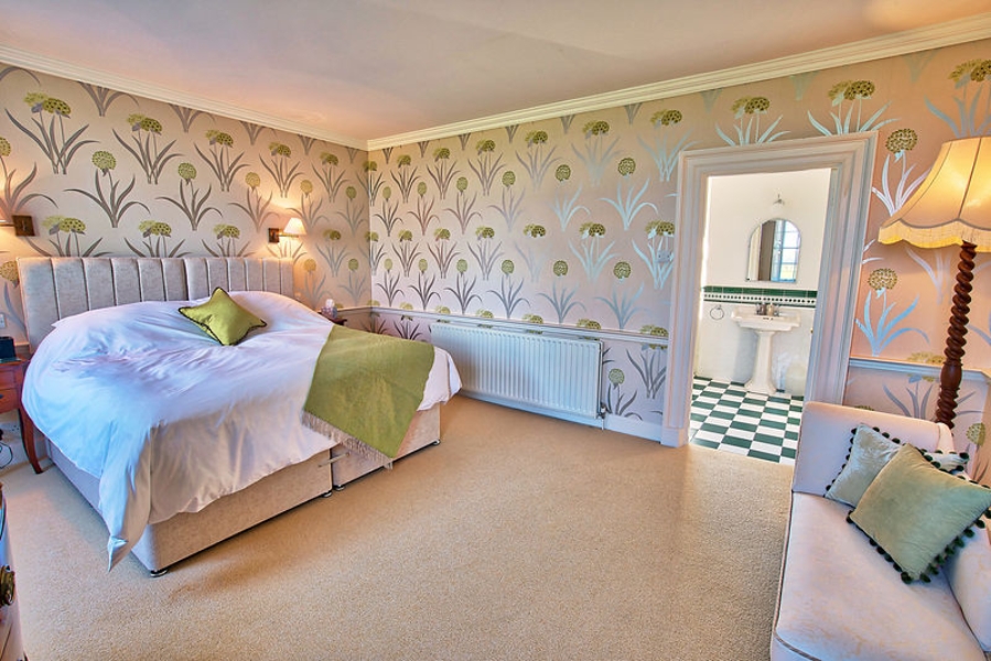 Glenmorangie bedroom - Superking bed